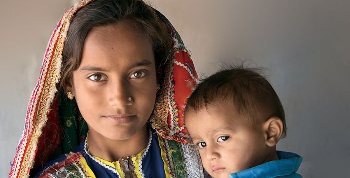 madre bambina afghana con il figlio